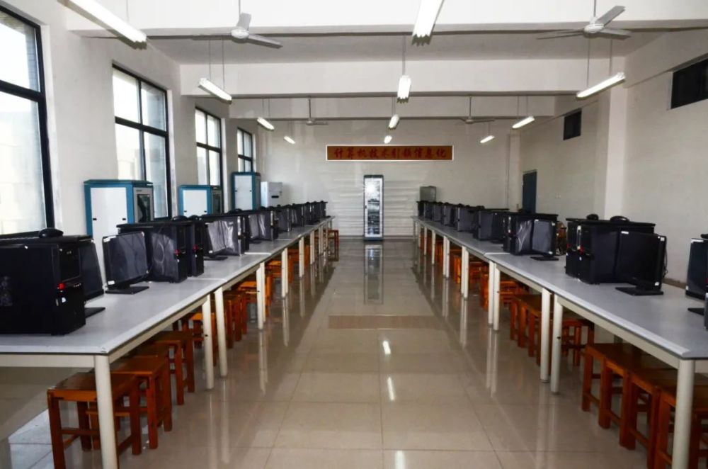 偉豪帶你逛鄭州商業(yè)技師學(xué)院 商業(yè)貿(mào)易系網(wǎng)絡(luò)工程安裝與設(shè)計(jì)專業(yè)探秘